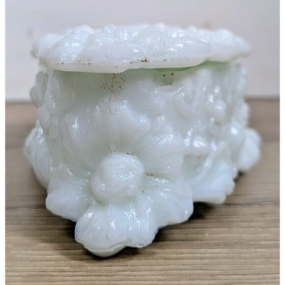 Fostoria 50s-60s White Milk Glass Jenny Lind Cameo Large Glove Dresser Box, Lid - Picture 8 of 12